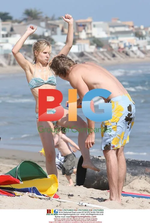 Dax Sheppard, Kristen Bell & Tom Arnold at Malibu Beach