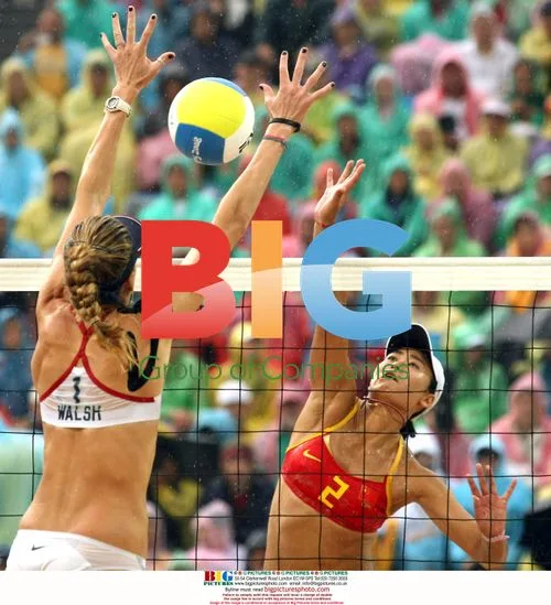 Kerri Walsh blocks shot in 2008 Olympics