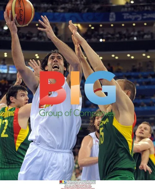 Berni Rodriguez shoots over Robertas Javtokas