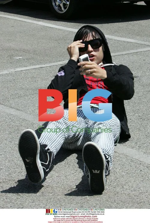 Pete Wentz Pretends to Fall While Shopping