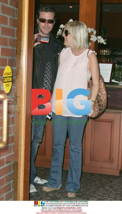 Tori Spelling and Dean McDermott play paparazzi