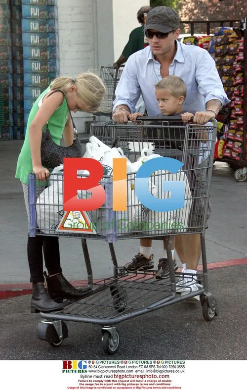 Ryan Philippe and kids shopping