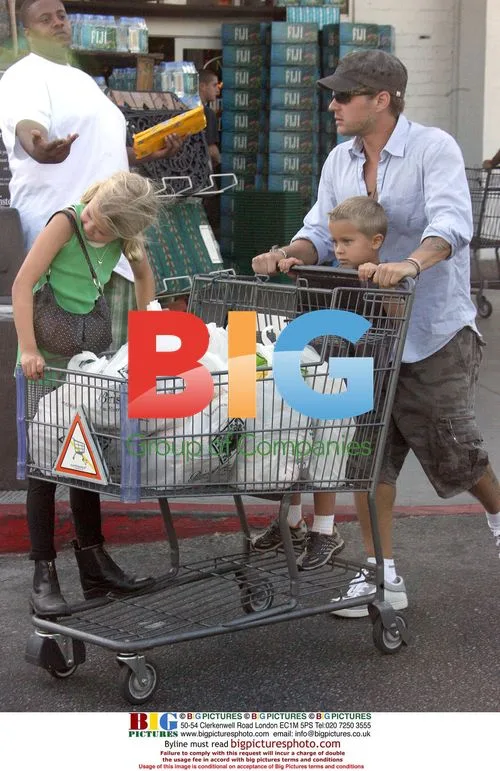 Ryan Phillipe shops with kids