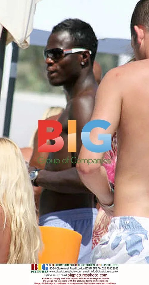Brian Belo relaxes on holiday in Marbella