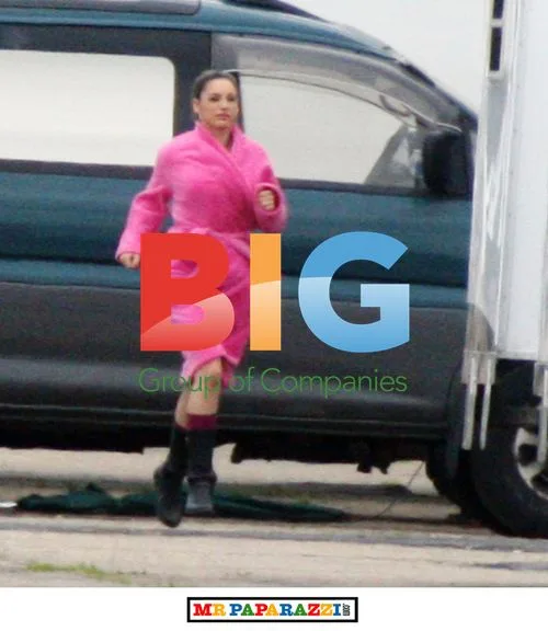 Kelly Brook on "Moving Wallpaper" Set