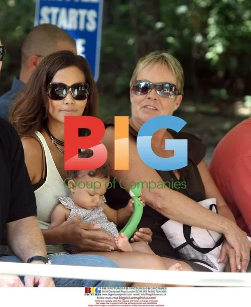 Halle Berry debuts daughter at LA Zoo