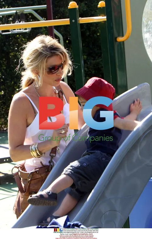 Dani Behr & Family Outing in Australia