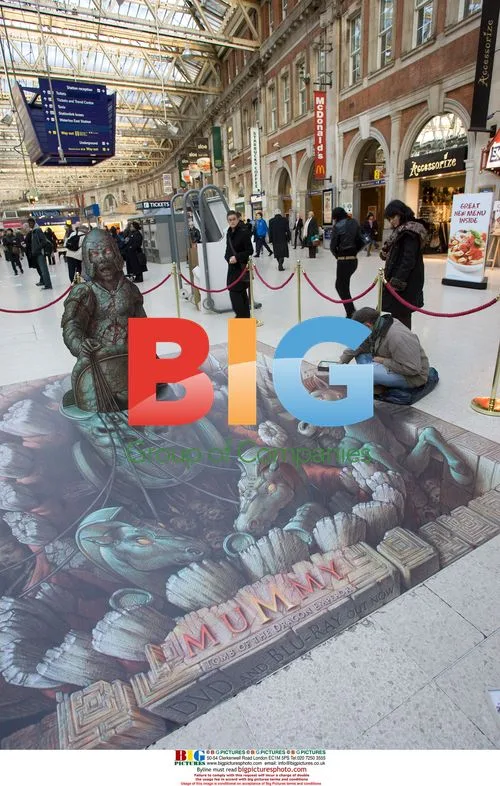 Artist Kurt Wenner draws at Waterloo station