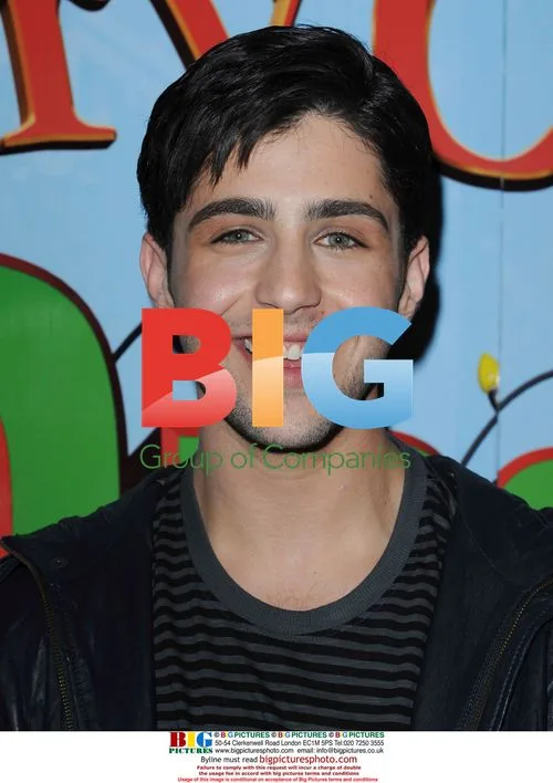 Josh Peck at "Merry Christmas, Drake & Josh" Premiere