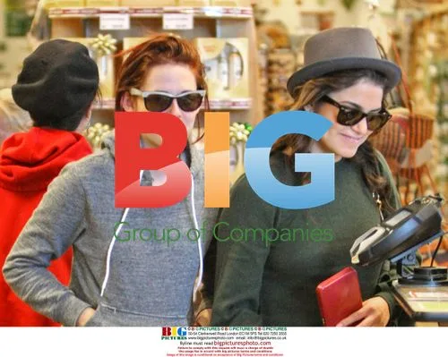 Kristen Stewart at grocery store