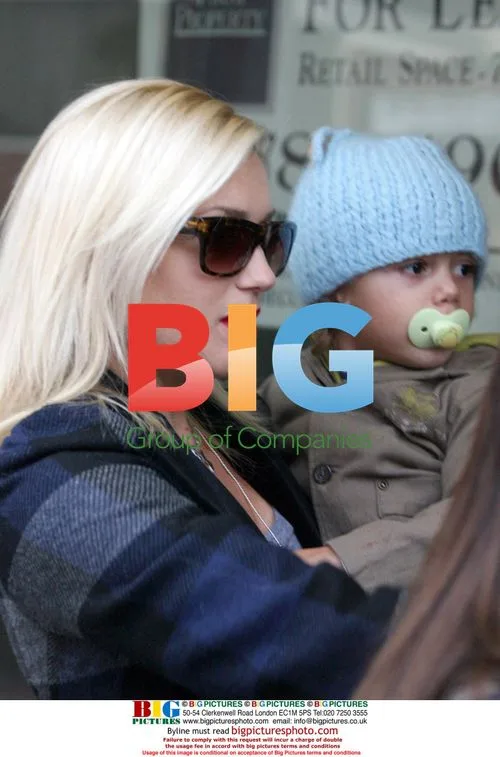 Gwen Stefani and sons leaving doctor