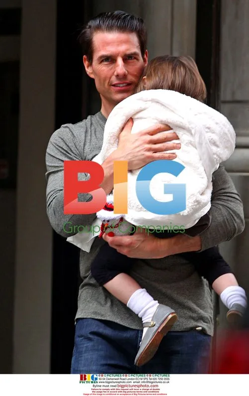 Tom Cruise carries daughter Suri