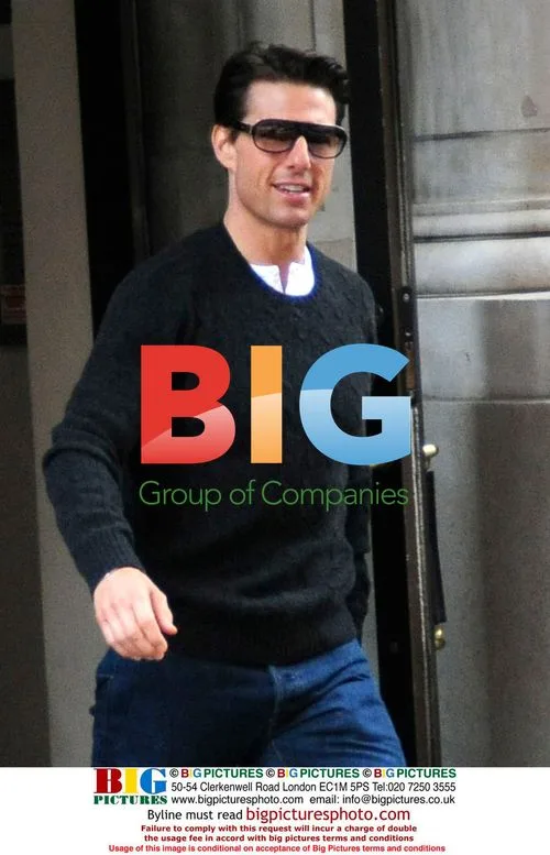 Tom Cruise leaves Manhattan apartment