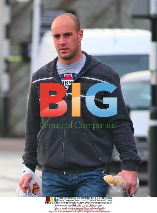 Pepe Reina buys water and baguette