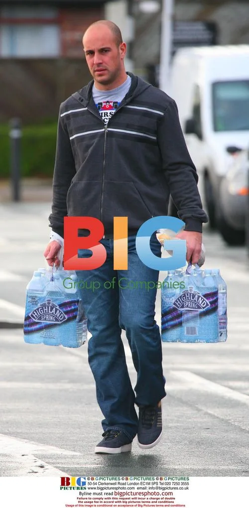 Pepe Reina goes shopping in Liverpool