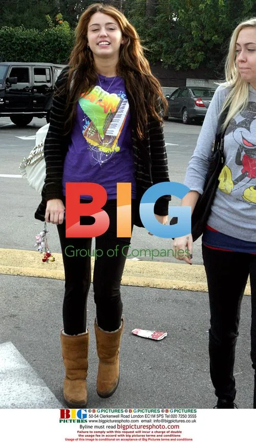 Miley and Brandy Cyrus go shopping