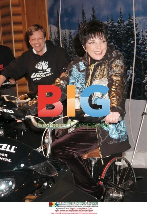Liza Minnelli pedals for power at Times Square
