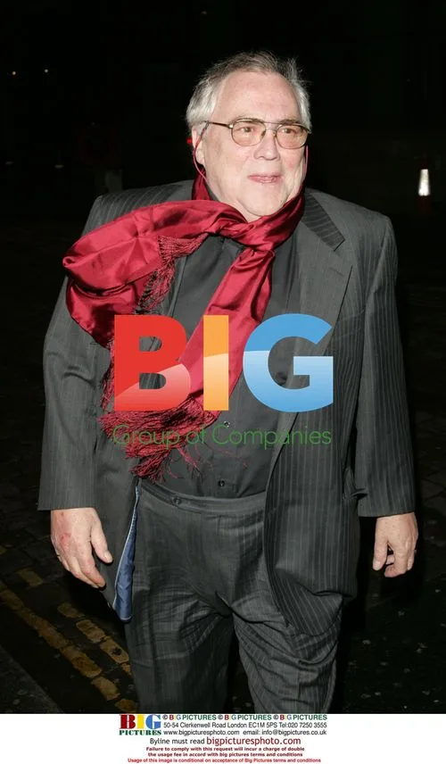 Bill Tarmey gets Christmas kiss at Coronation Street party