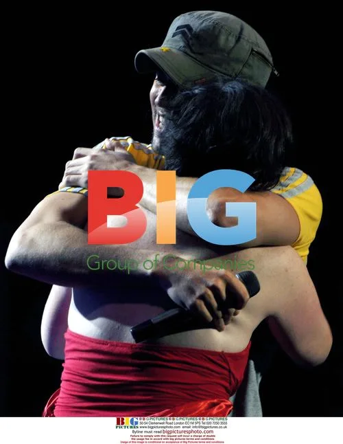 Enrique Iglesias kisses fan at Childline event