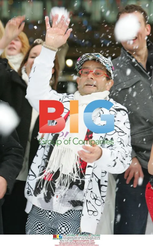 "I'm a Celeb" contestants play in snow