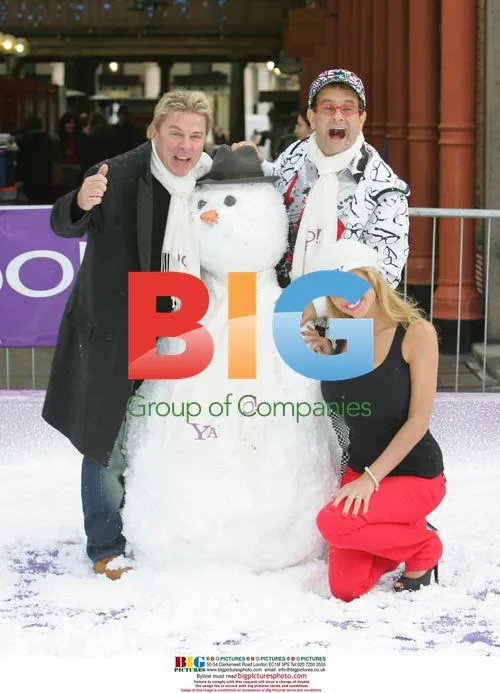 "I'm a Celeb" Contestants Throw Snowballs