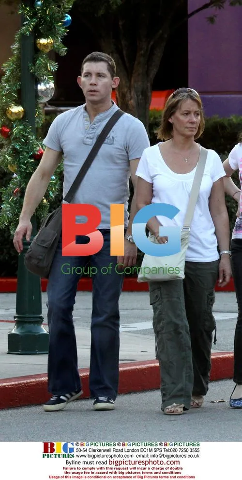 Lee Evans with family at Universal Studios