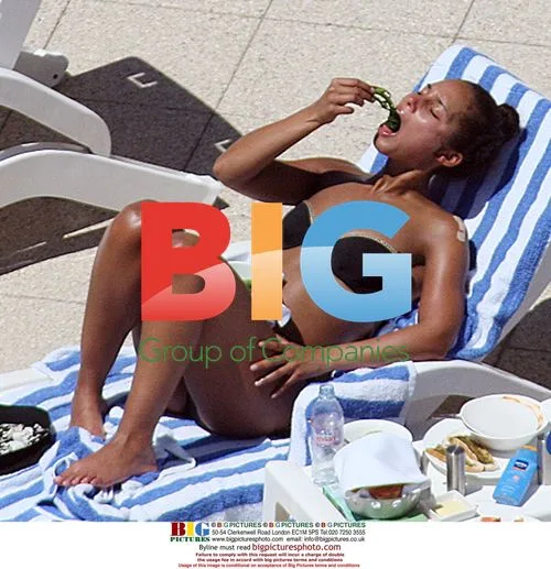 Alicia Keys Relaxes Poolside in Perth