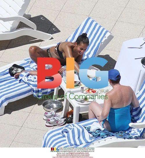 Alicia Keys relaxes poolside in Perth