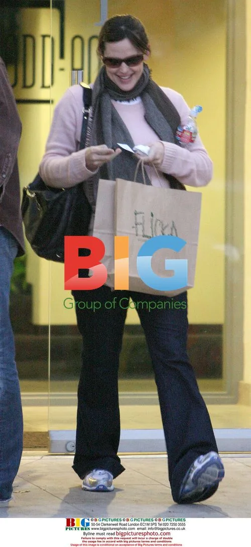 Pregnant Jennifer Garner shops at Flicka