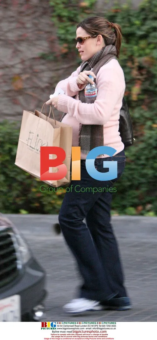 Pregnant Jennifer Garner shops for daughter Violet