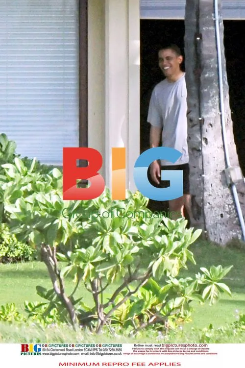 Obama Family Relaxes on Hawaii Vacation