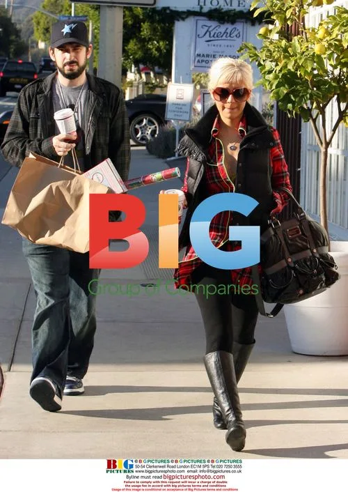 Christina Aguilera Christmas shopping with husband