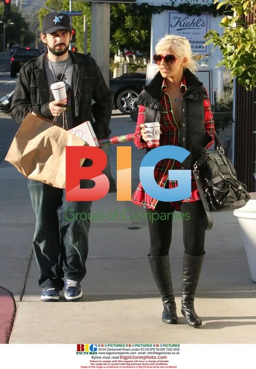Christina Aguilera Christmas shopping with husband