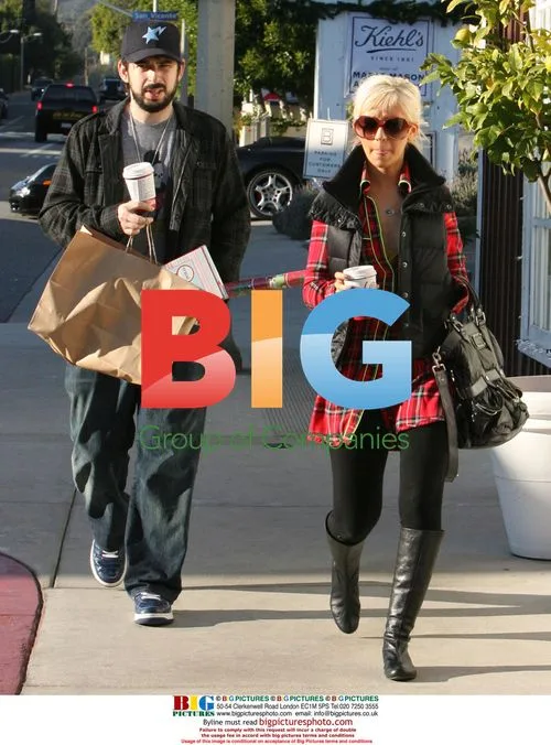 Christina Aguilera Christmas Shopping in Brentwood