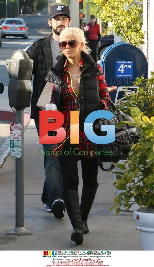 Christina Aguilera Christmas shopping with hubby