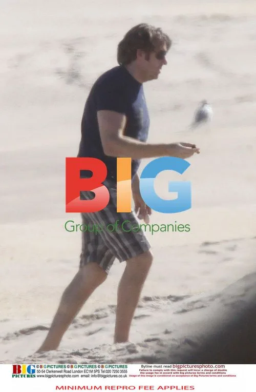 Jonathan Ross Relaxes on Beach