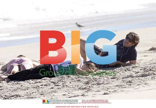 Jonathan Ross relaxes on the beach