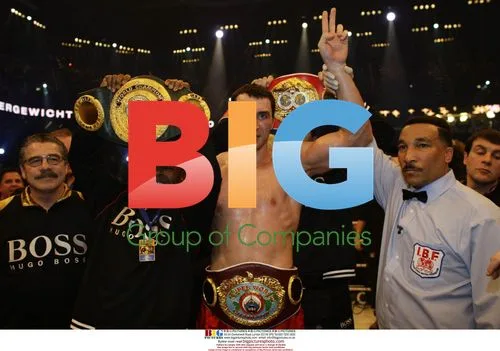 Vladimir Klitschko retains heavyweight titles