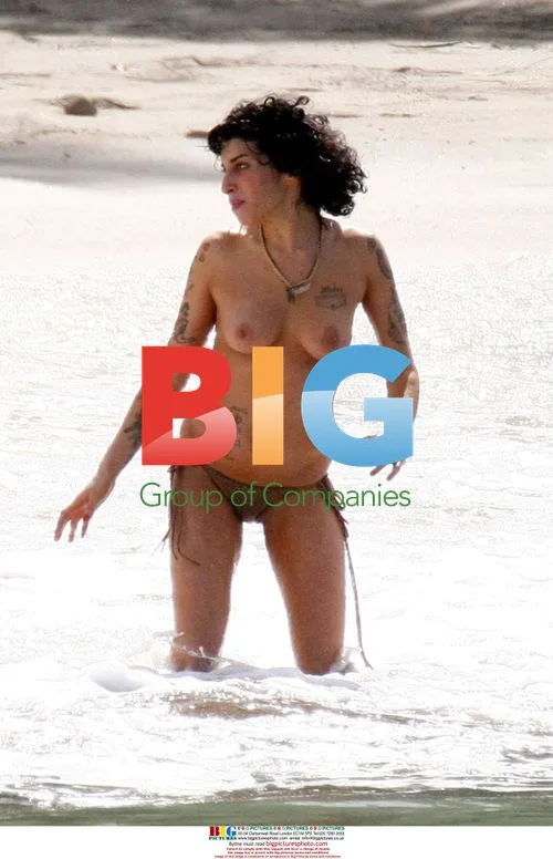 Amy Winehouse spotted with mystery man in Caribbean