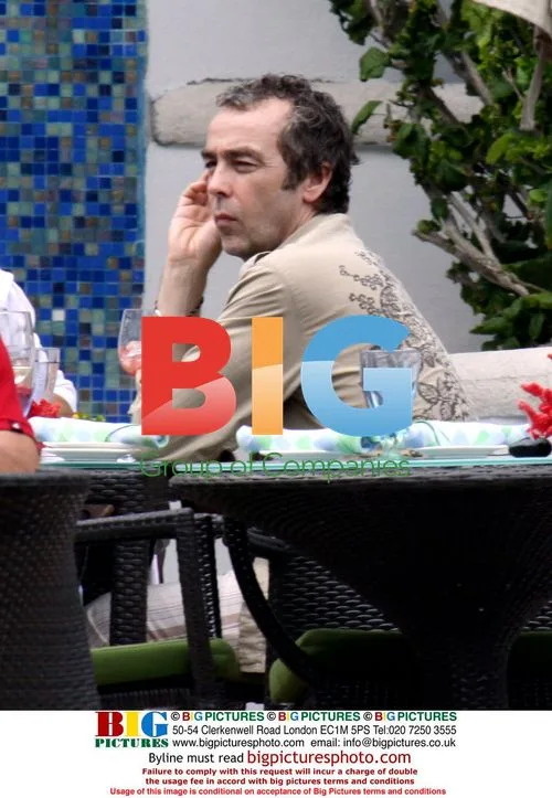 John Hannah and family enjoy beach lunch in Miami