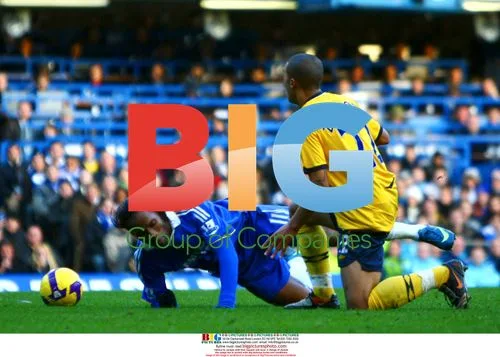 Zuiverloon collides with Drogba in Chelsea vs West Brom match