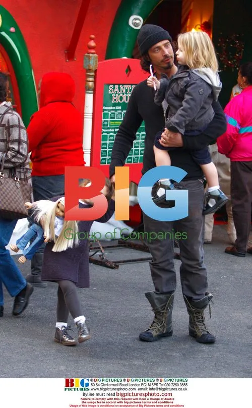 Chris Cornell shopping with family