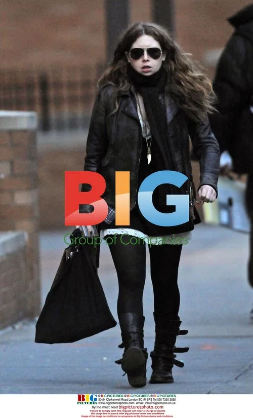 Natasha Lyonne outside Katie Holmes's apartment