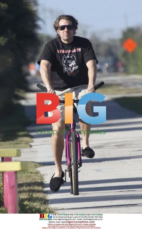 Jonathan Ross rides bike in Florida
