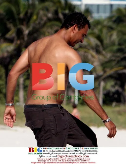 Ruud Gullit teaches son soccer techniques on Miami beach