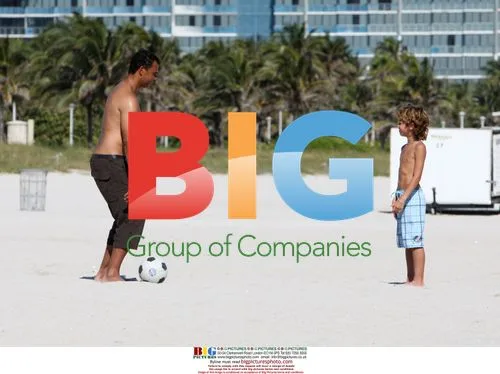 Ruud Gullit teaches son soccer basics in South Beach