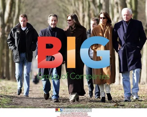 Sarkozy and Bruni stroll in Versailles