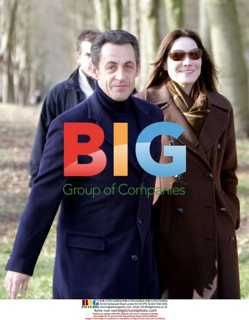 Newlyweds Sarkozy and Bruni stroll with Bruni's father