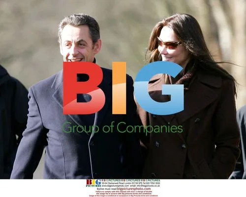 Sarkozy and Bruni take park stroll