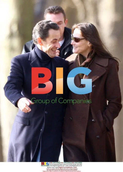 Newlyweds Sarkozy and Bruni stroll in Versailles park
